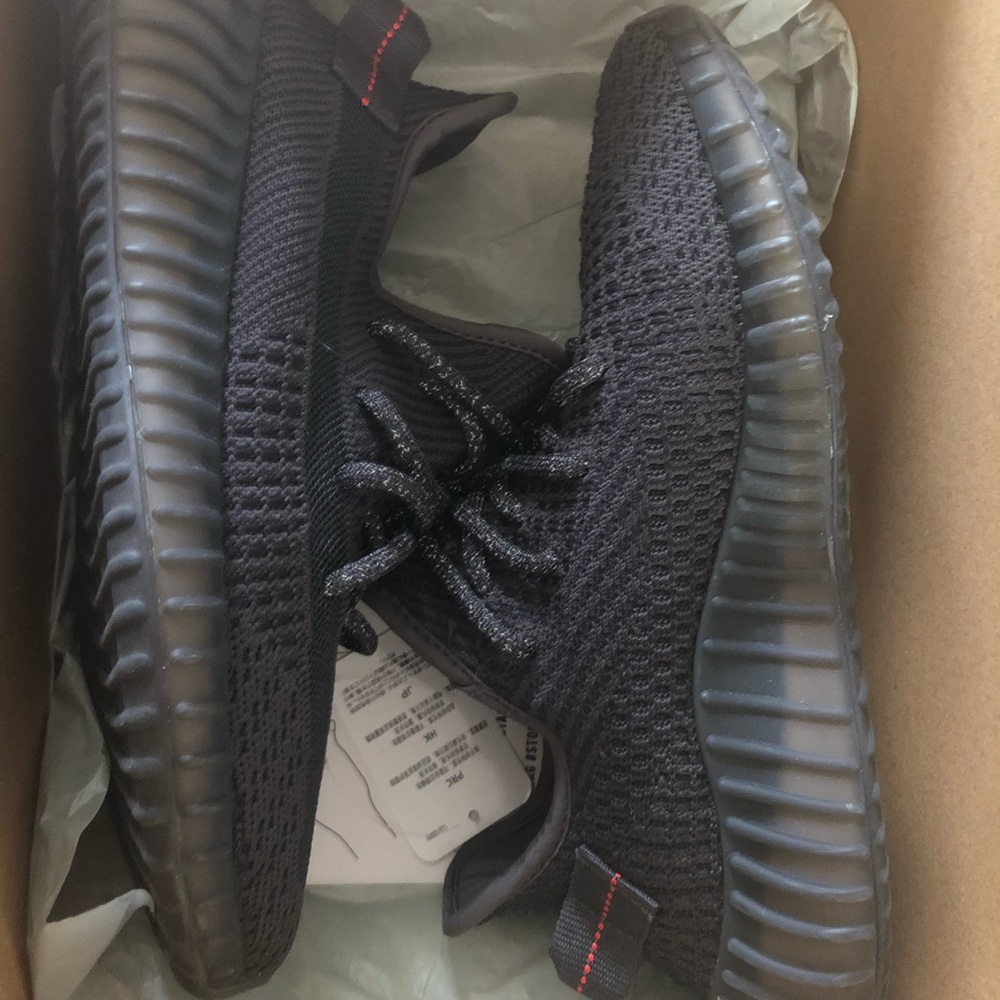 Yeezy 350 black-like new